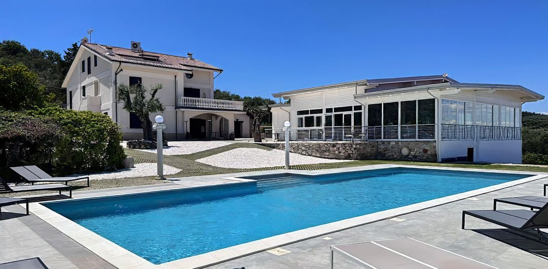 La Corte dei Sabatini in Kalabrien: Hotel mit Pool unter blauem Himmel