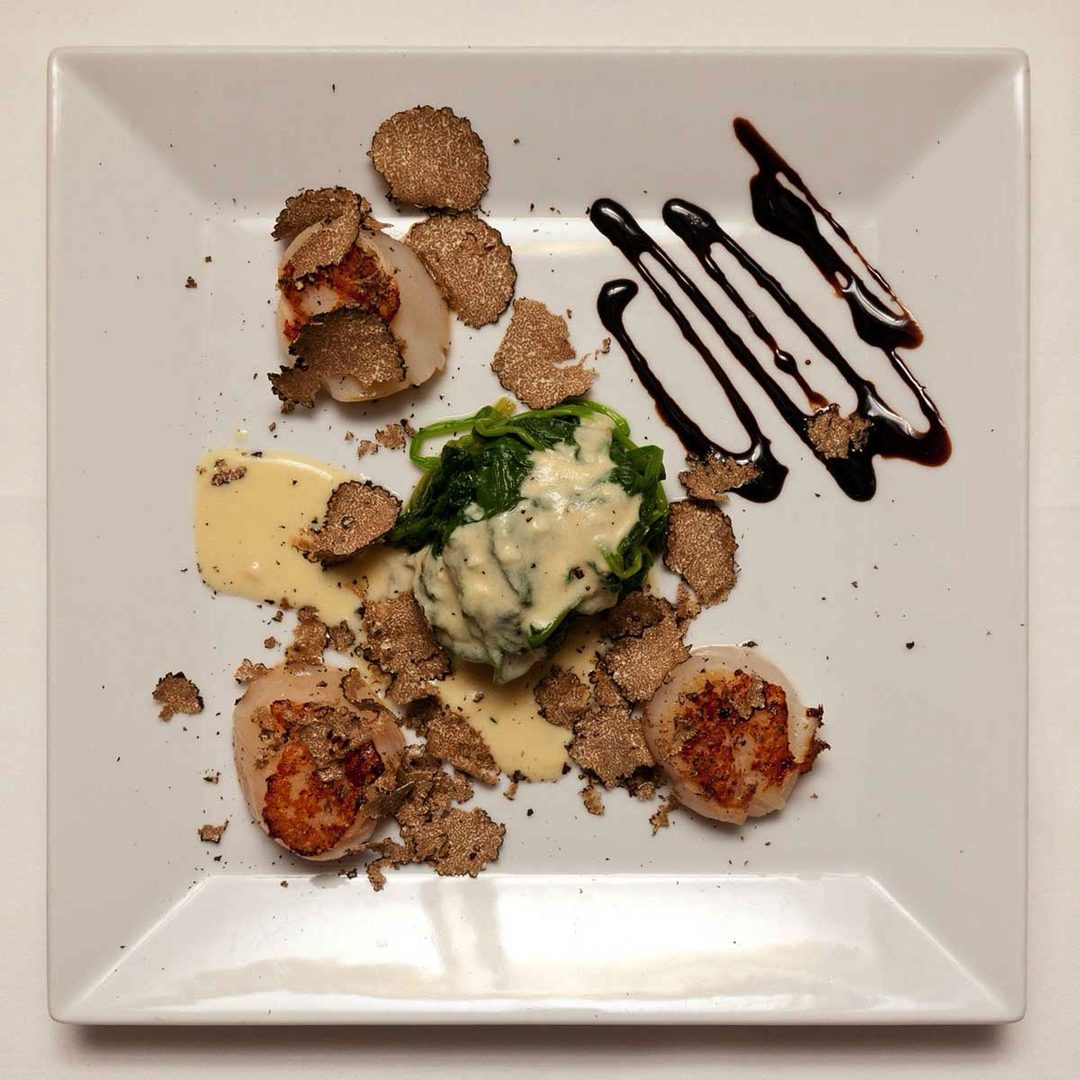 Jakobsmuscheln mit schwarzem Trüffel, Spinat und Balsamico
