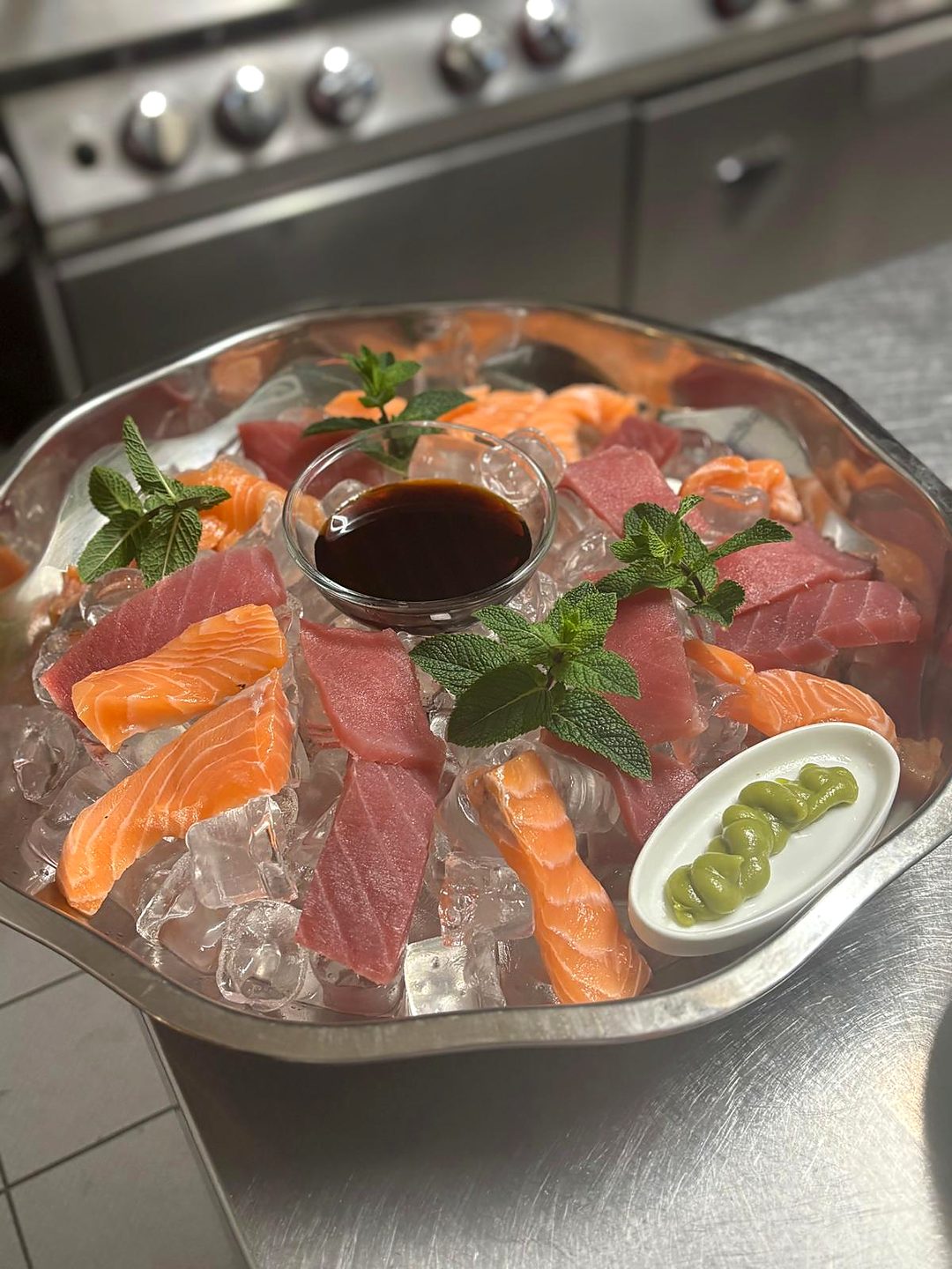Roher Thunfisch und Lachs auf Eis mit Sojasauce und Wasabi