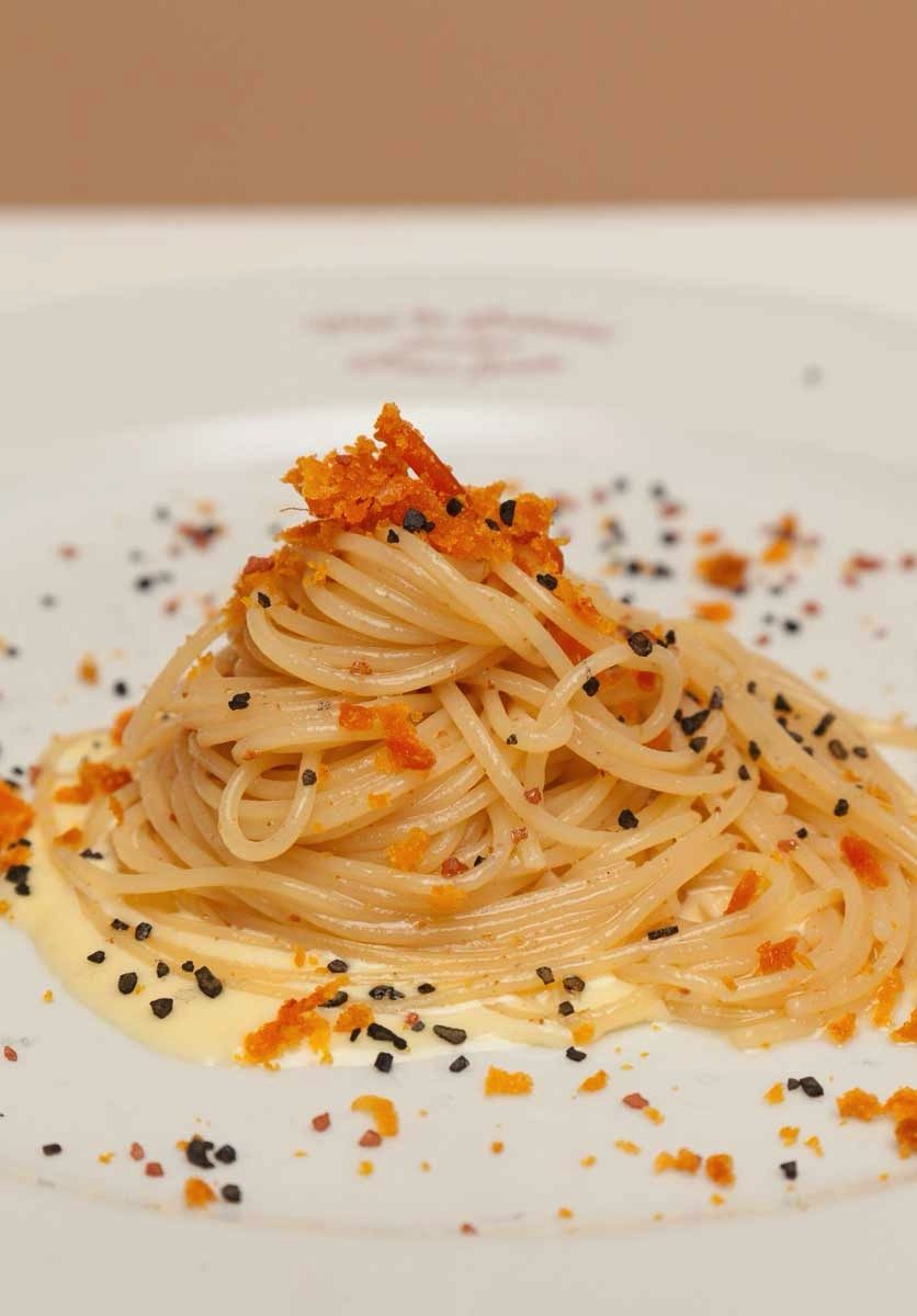 Spaghetti mit Bottarga, kunstvoll gedreht