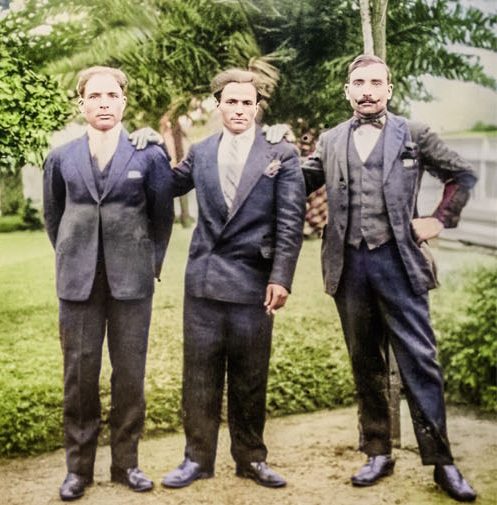 Drei Männer im Anzug – ein historisches Familienfoto