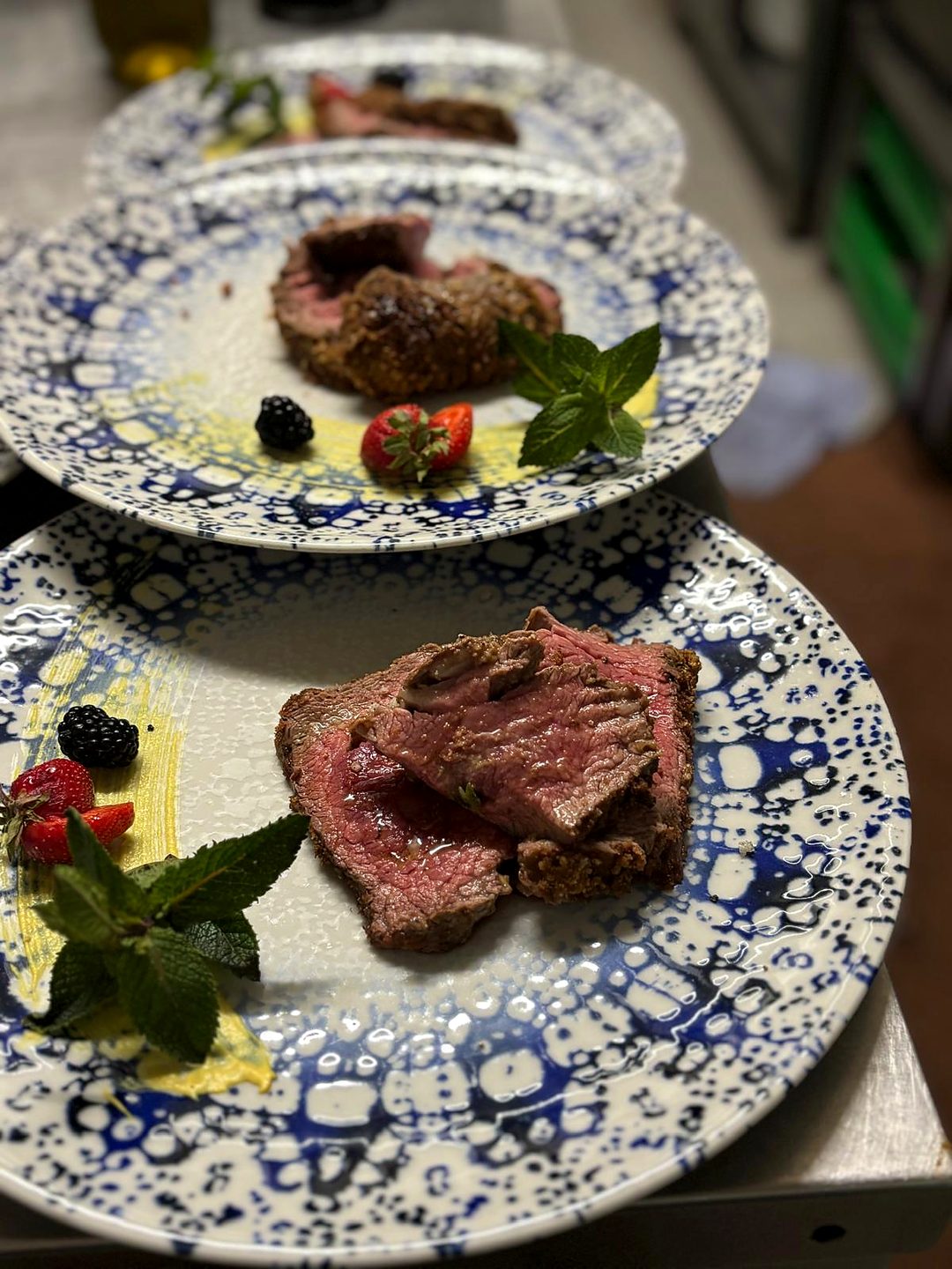 Rosa gebratenes Rindfleisch mit Beeren und Minze