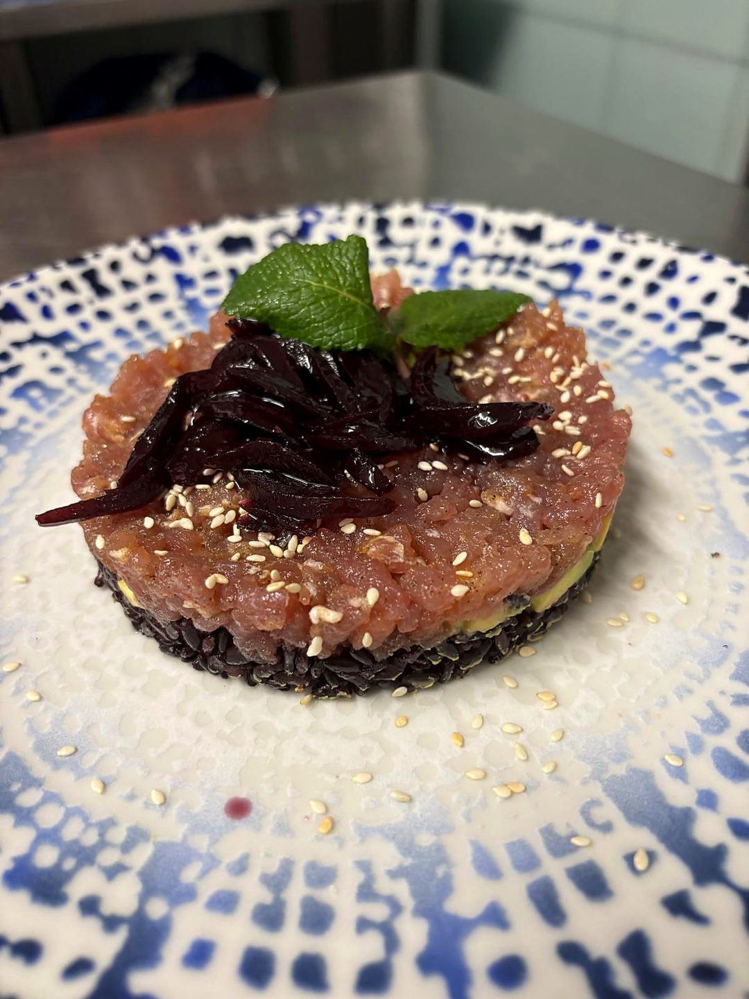 Tatar auf schwarzem Reis mit Sesam und roter Zwiebel