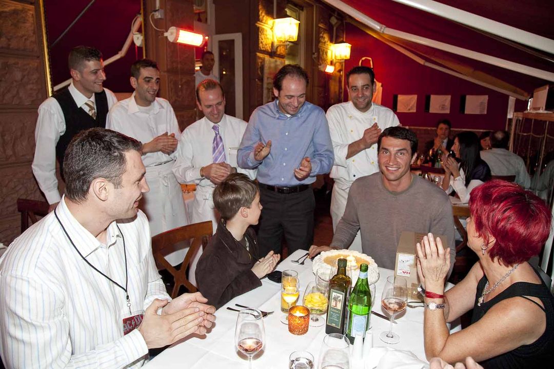 Geburtstagsfeier der Klitschko-Brüder bei Vini… da Sabatini: Service und Küche applaudieren am Tisch
