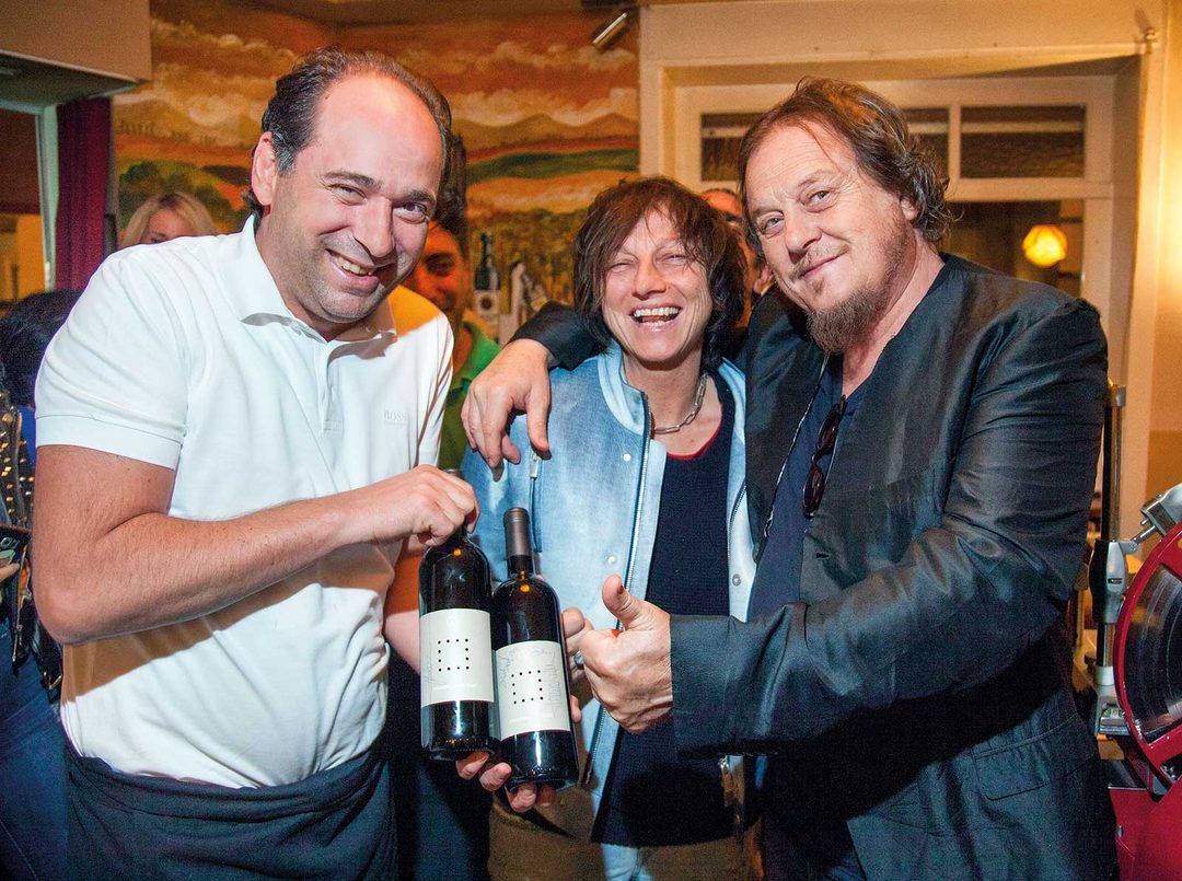 Gianna Nannini und Zucchero bei Vini… da Sabatini, mit zwei Flaschen Wein vom Weingut Nannini
