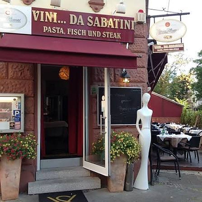 Eingang des Restaurants Vini… da Sabatini mit Terrasse